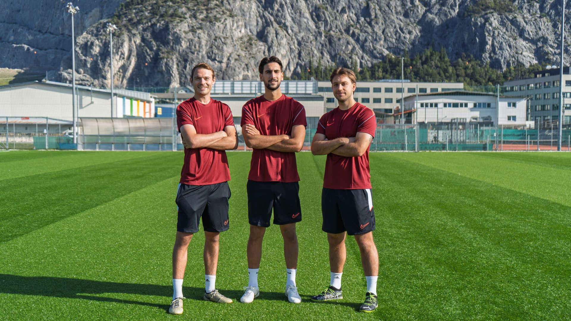 Die drei Gründer von BallerLab auf dem Platz